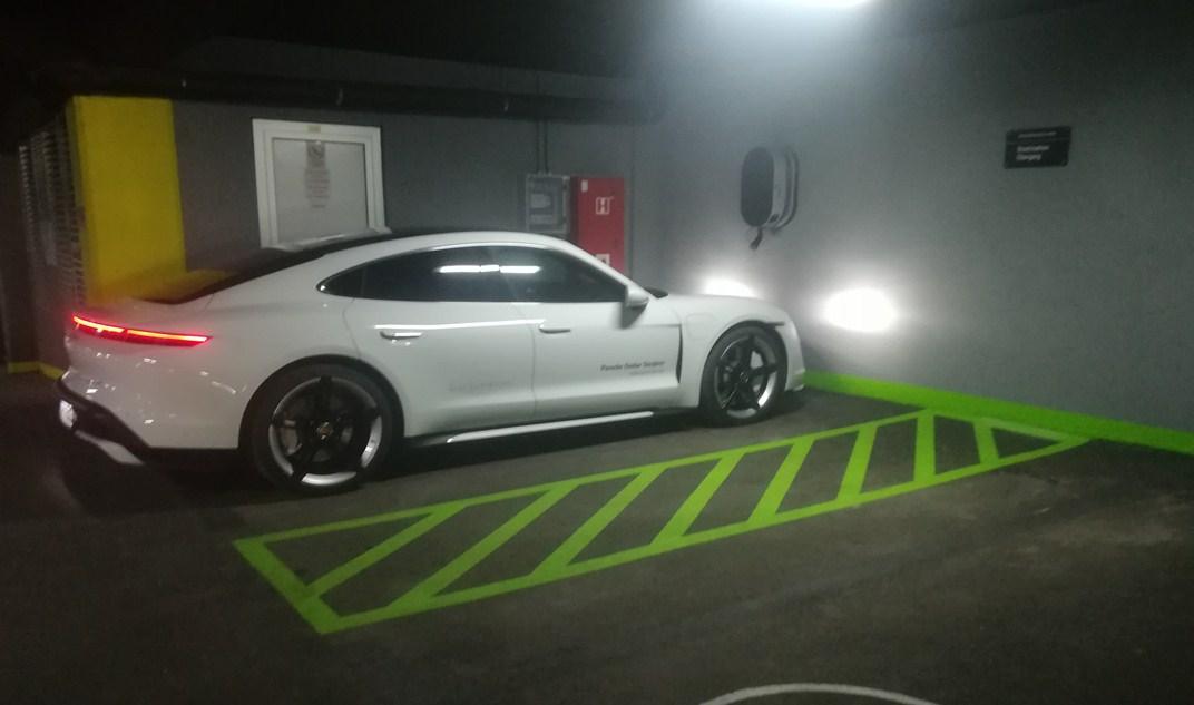 Prvi električni Porsche koristio novopostavljene punjače u "Avaz Twist Toweru"