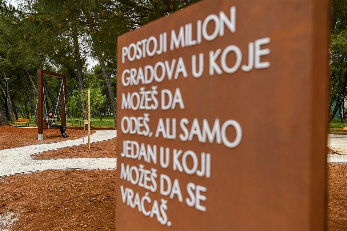 U Podgorici otvoren park posvećen Balaševiću, postavljene table sa stihovima