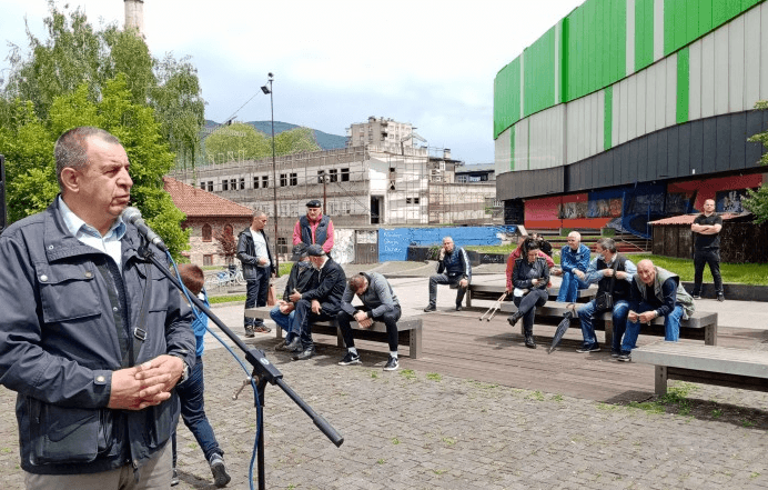 Plato ispred spomen-obilježja "Kameni spavač" - Avaz