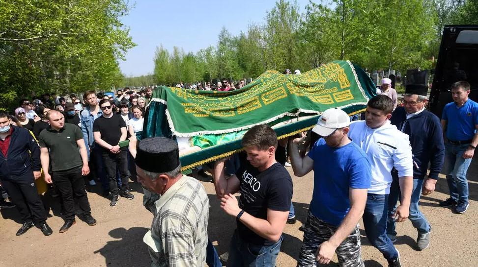 Mourners carry the casket of teacher Elvira Ignatyeva, who was killed in the shooting - Avaz