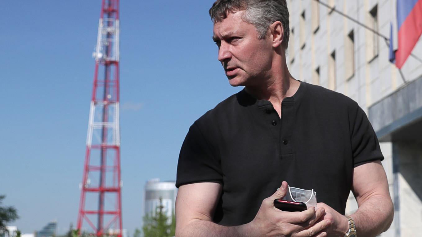 Former Yekaterinburg mayor Yevgeny Roizman pictured outside the city's Police Station No. 7 on May 12. - Avaz