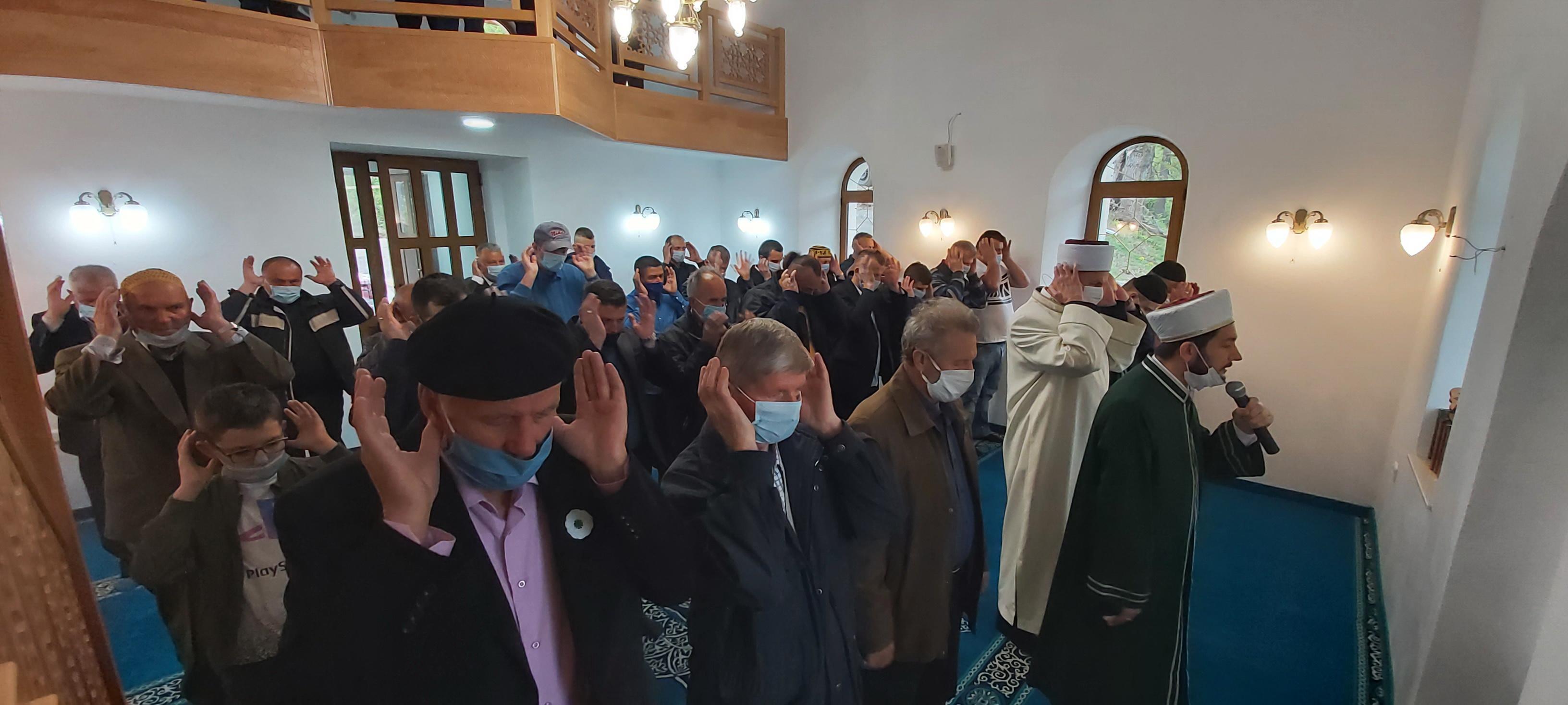 Prvi bajram-namaz nakon rata u obnovljenoj džamiji u Orahovcima