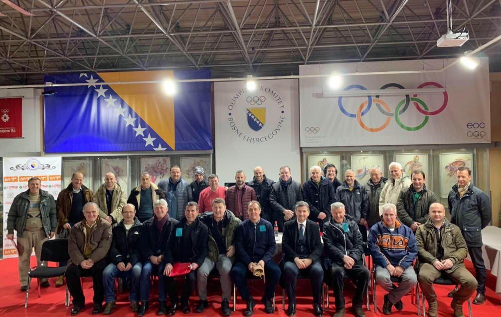 Zajednička fotografija sa Skupštine Udruženja "Bordo bijeli veteran i prijatelji" - Avaz