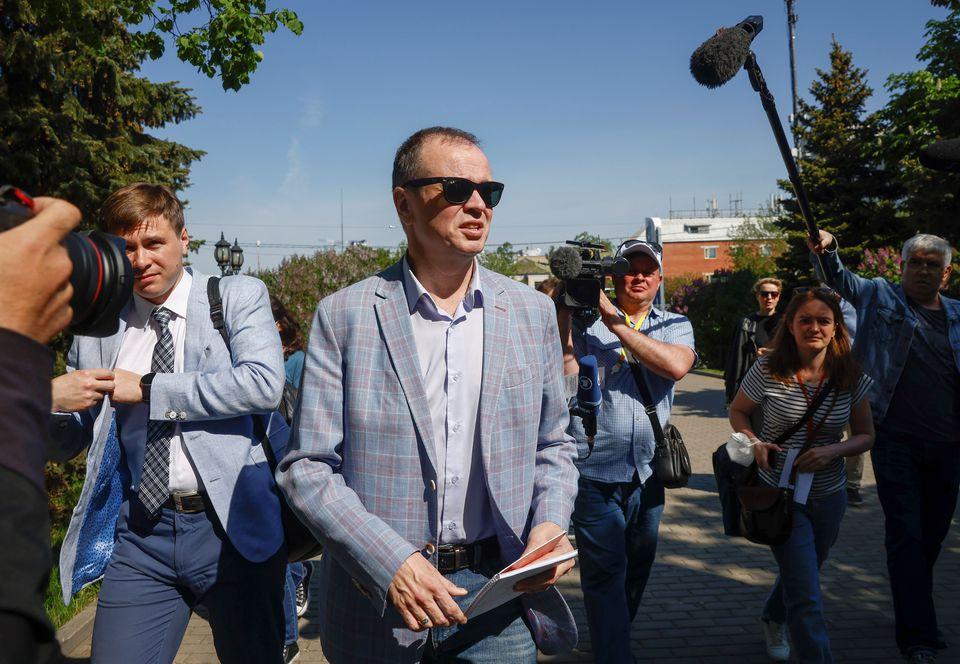 Ivan Pavlov, a lawyer defending Kremlin critic Alexei Navalny's Anti-Corruption Foundation (FBK) in an extremism case, speaks with journalists upon his arrival at a court building in Moscow, Russia May 17, 2021. - Avaz