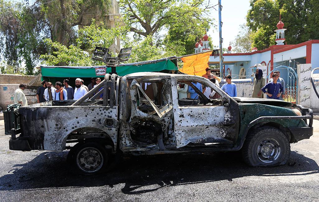 People look at a damaged police vehicle after a blast in Jalalabad, Afghanistan on April 24, 2021 - Avaz