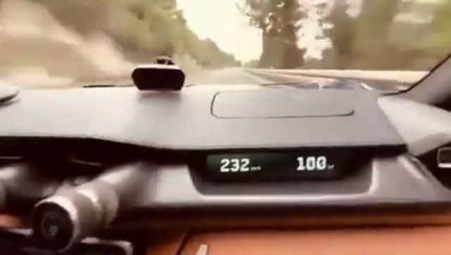 Neverom jurio 230 km/h - Avaz