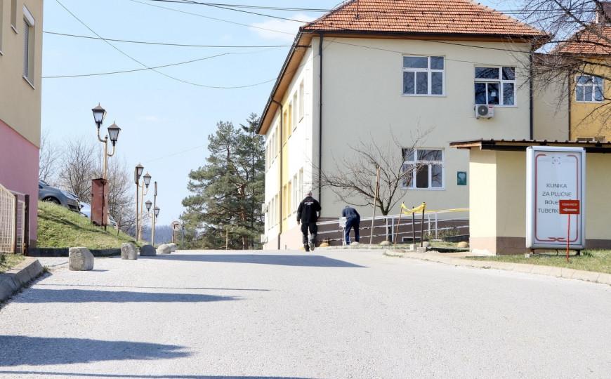 Muškarac skočio u smrt sa drugog sprata Klinike za plućne bolesti u Tuzli