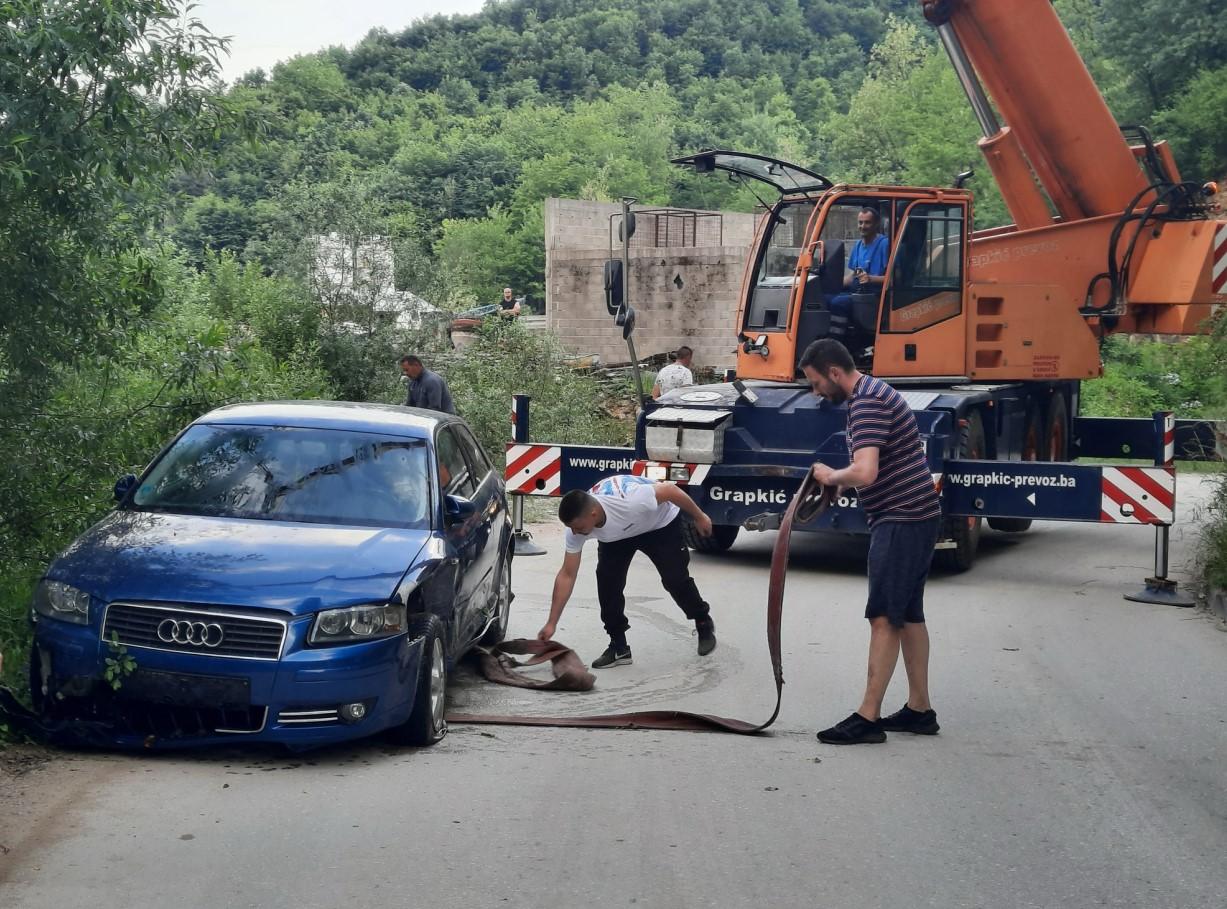 Na svu sreću vozač i njegova supruga lakše povrijeđeni - Avaz