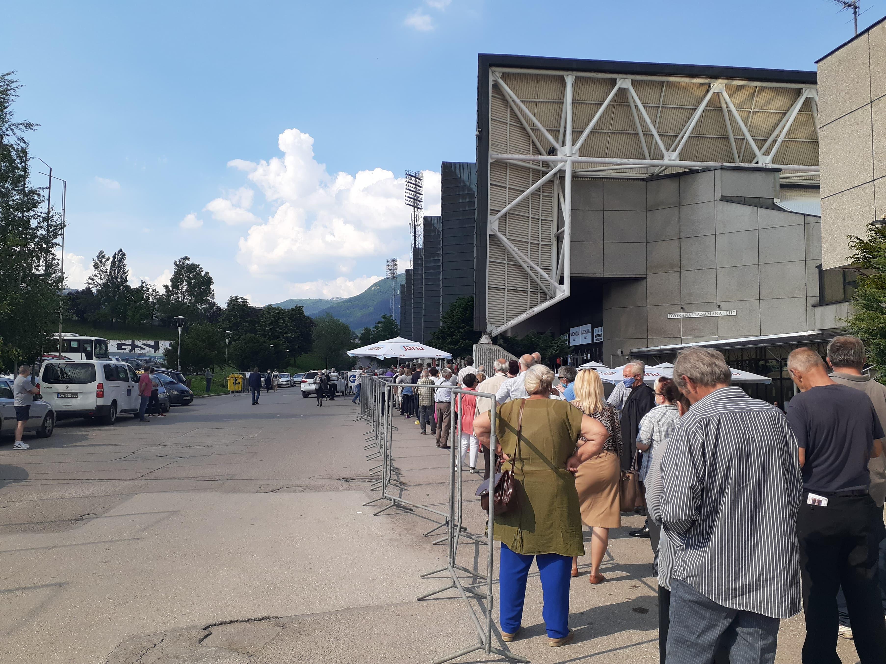 Gužve u redu za vakcinaciju - Avaz