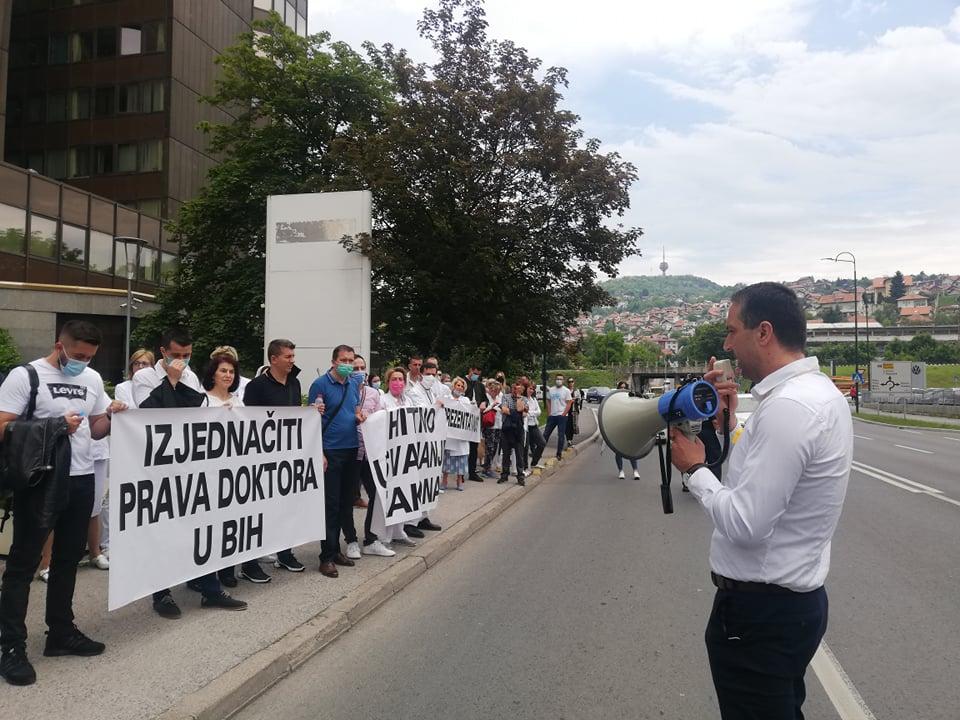 Minut do 12, simbolično, sa pištaljkama su upozorili Vladu na svoje zahtjeve - Avaz