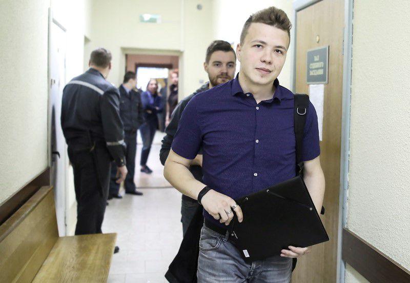 Opposition blogger and activist Roman Protasevich, who is accused of participating in an unsanctioned protest at the Kuropaty preserve, arrives for a court hearing in Minsk, Belarus April 10, 2017. - Avaz