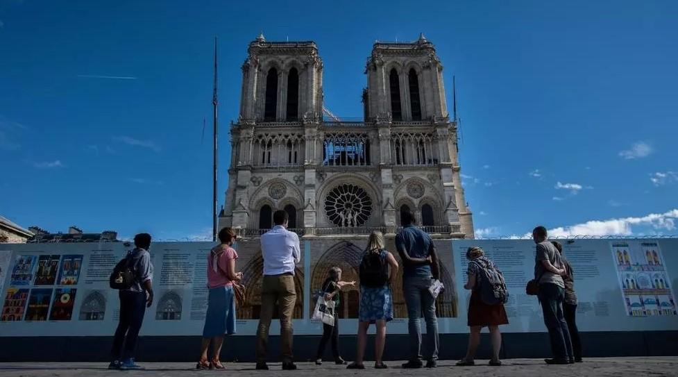 President Emmanuel Macron has vowed to complete the monument's restoration for 2024, and more than 800 million euros has already been received or pledged from private and corporate donors - Avaz