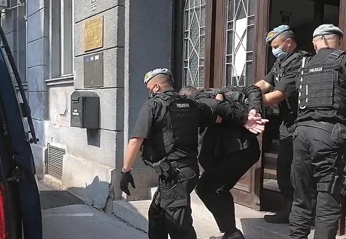 Picture of Muamer Ožegović being taken out of the police station - Avaz