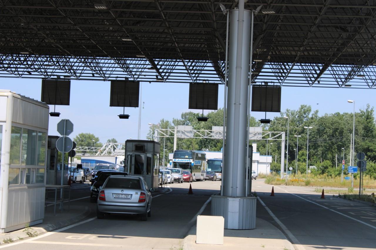 Uobičajene gužve na graničnom prijelazu Rača