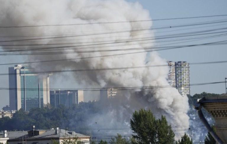 Eksplozija u skladišta pirotehnike, gori zgrada