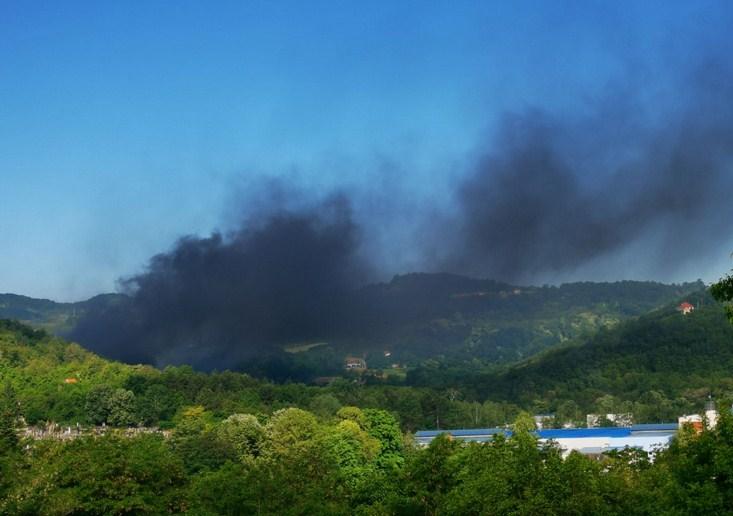 U gašenju požara učestvuju vatrogasne ekipe - Avaz