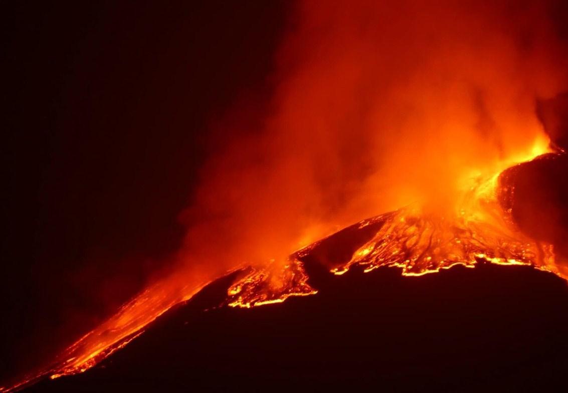 Etna ponovno izbacuje lavu i pepeo