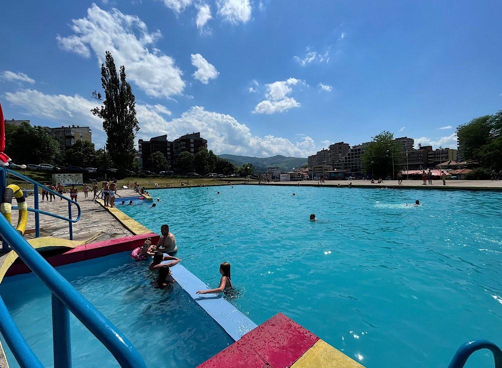 Zeničani sunčano vrijeme odlučili pobijediti odlaskom na otvorene bazene - Avaz