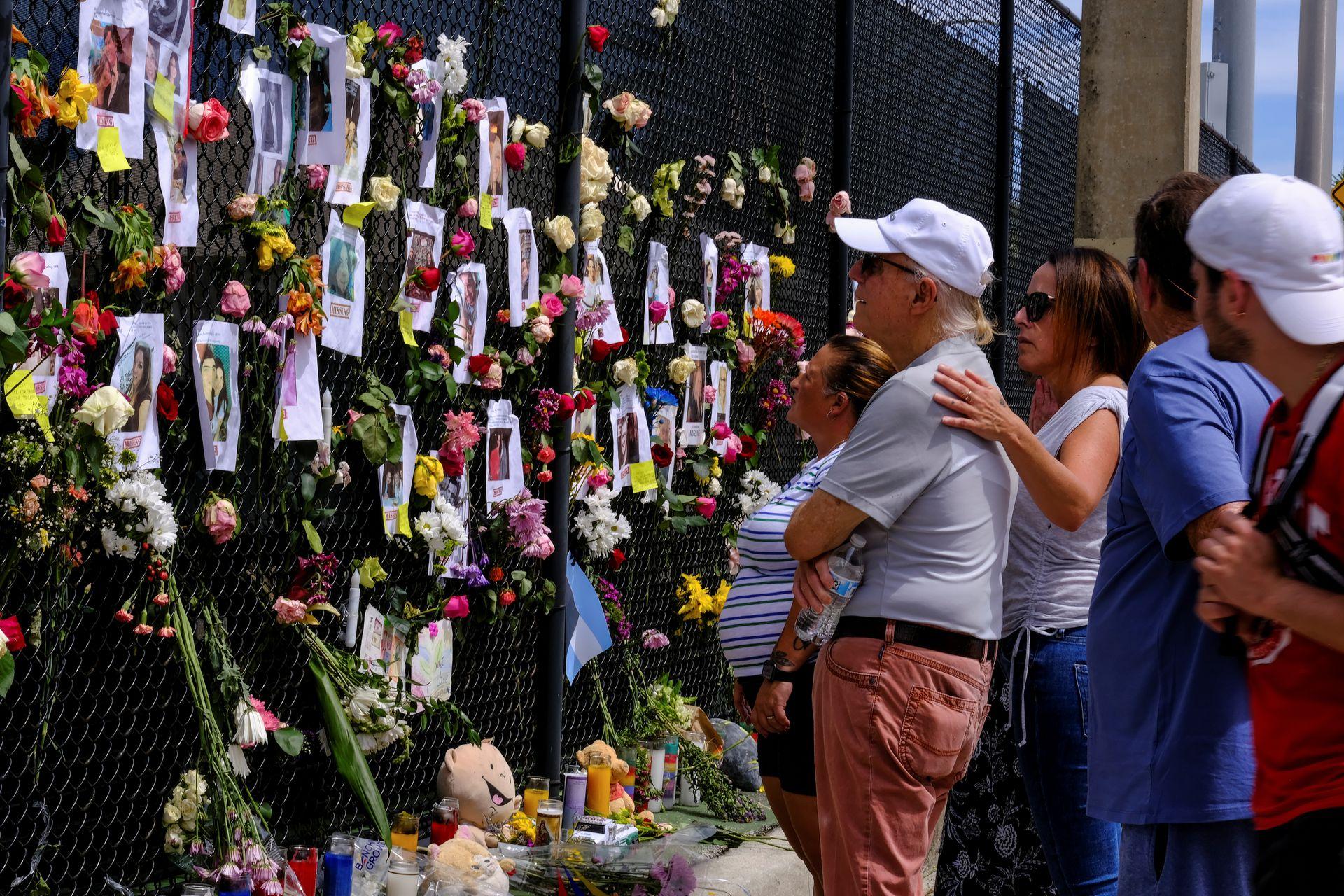 People mourn at the memorial site created by neighbors in front of the partially collapsed building where the rescue personnel continue their search for victims, in Surfside near Miami Beach, Florida, U.S., June 26, 2021 - Avaz