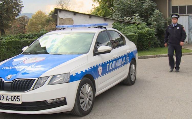 Pijan napao policajce u Prnjavoru, nogom udarao službeno vozilo