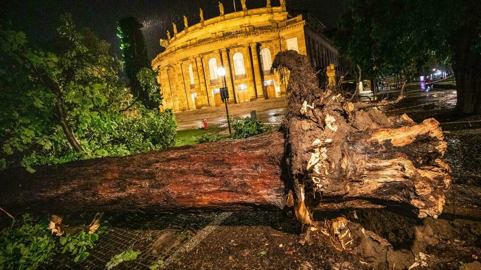 Brutal summer storms tore off part of the roof at the opera house in Stuttgart, southern Germany - Avaz