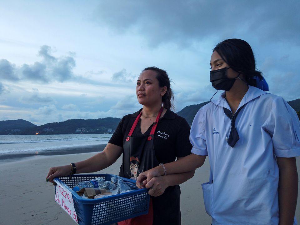 Pimonta "Micky" Suksaen, a 39-year-old single mother, and her daughter sell food on the beach after a lack of customers at her restaurant due to the coronavirus disease (COVID-19) pandemic, while waiting for the reopening of the resort island to restore her income, in Phuket, Thailand June 30, 2021. - Avaz