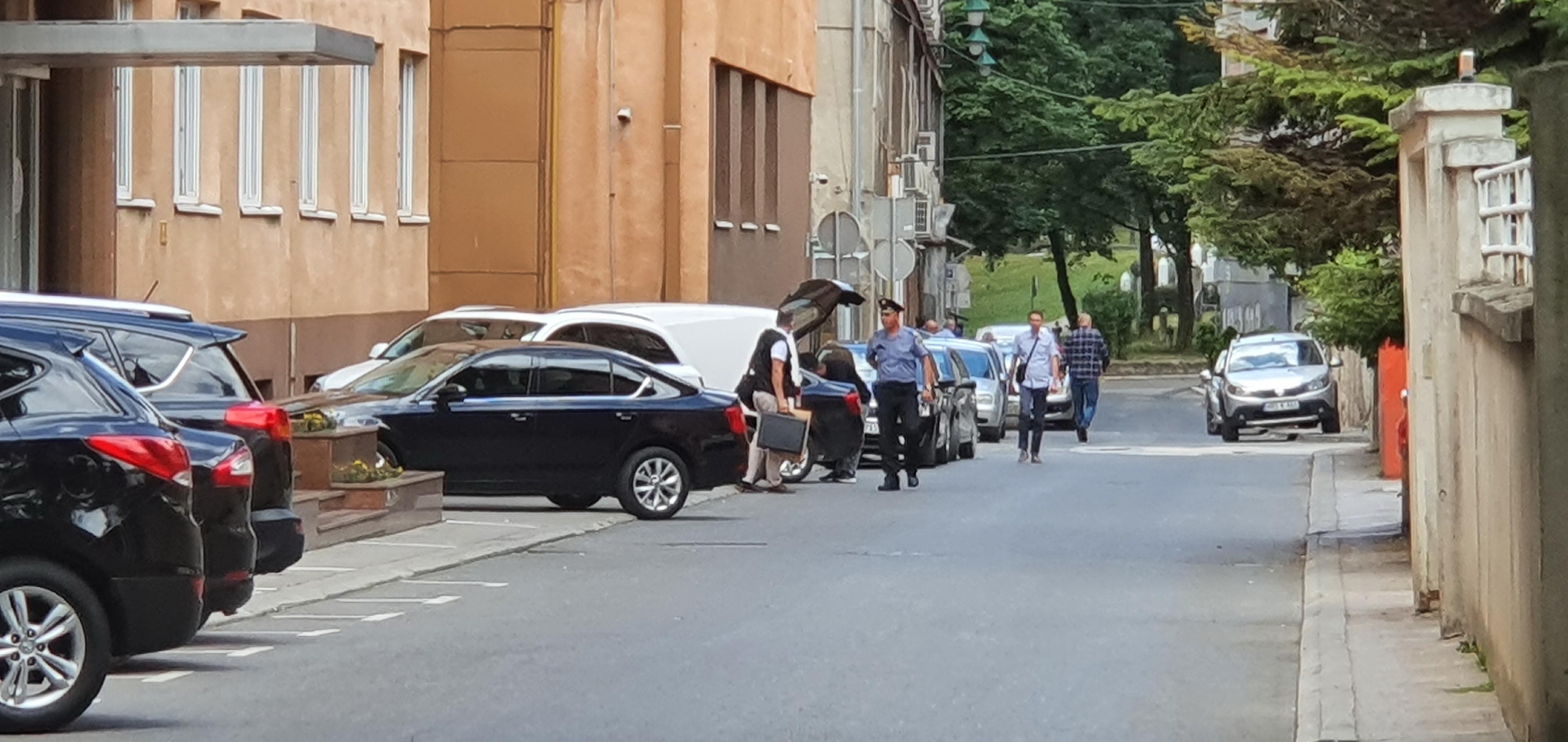 Police in front of the ISA building - Avaz