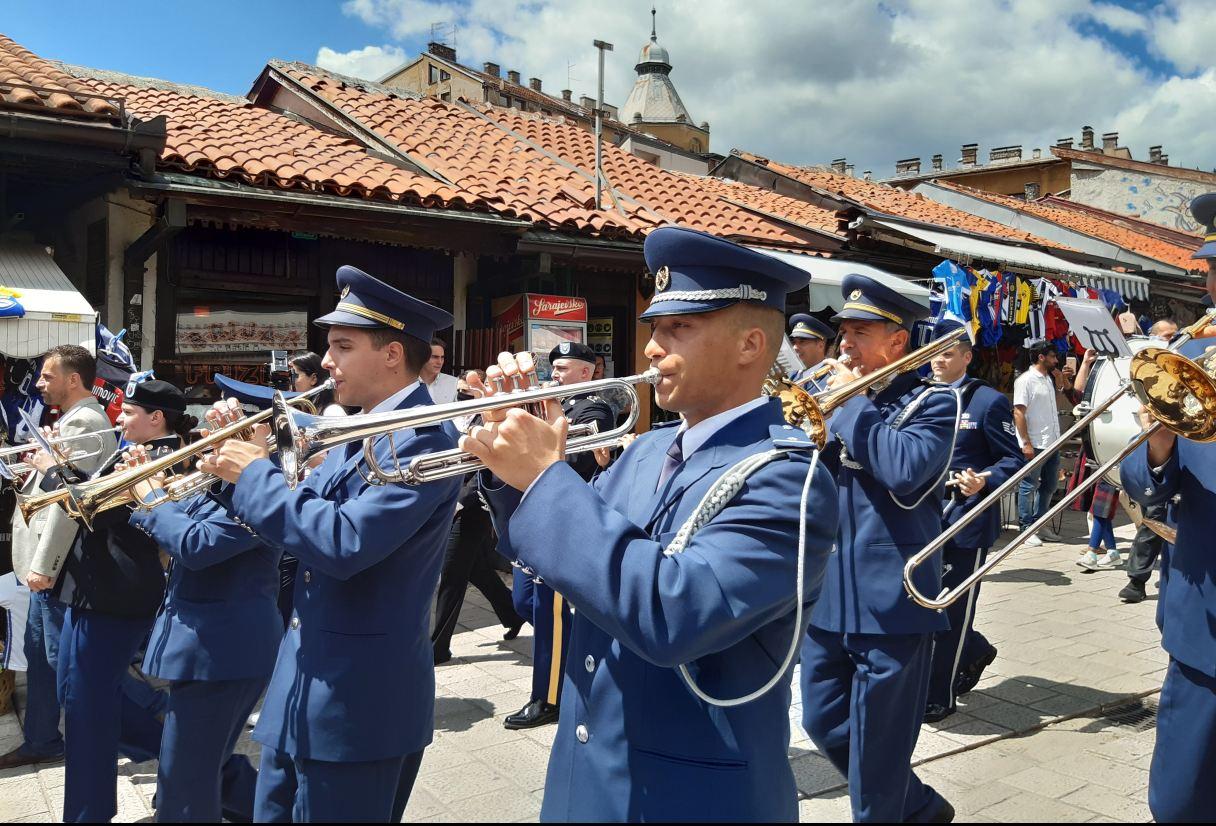 Vojni orkestri Oružanih snaga BiH i Vojske SAD defilirali Sarajevom