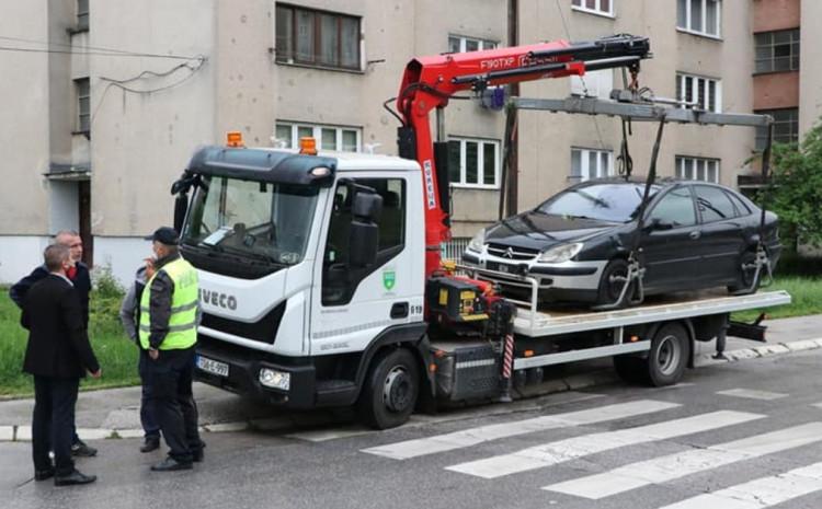 Preduzeće „Rad“ uklonilo 99 napuštenih vozila: Automobili na javnim površinama parkirani bili i po dvije godine