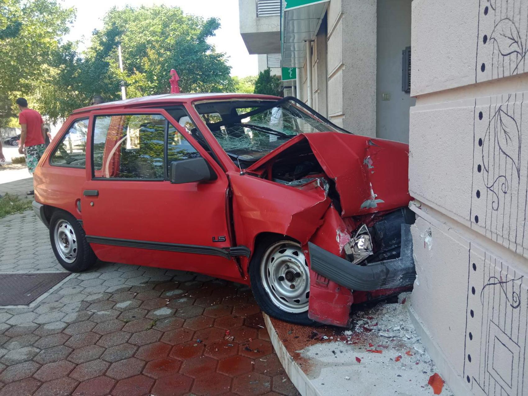 Opel se zabio u zid - Avaz