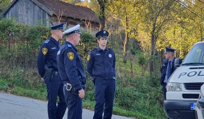 Prošao kroz crveno, vrijeđao policajce i razbio im službeno vozilo