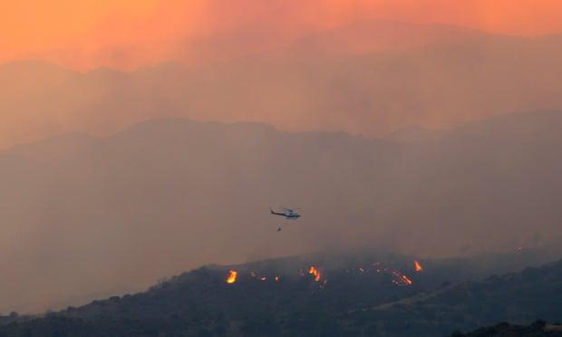 A helicopter flies over the forest fire in Cyprus - Avaz