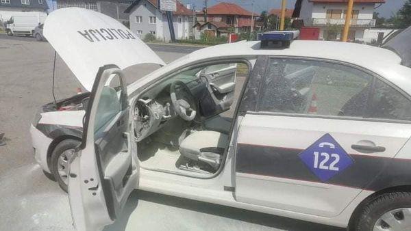 Na patrolnom vozilu pričinjena šteta - Avaz