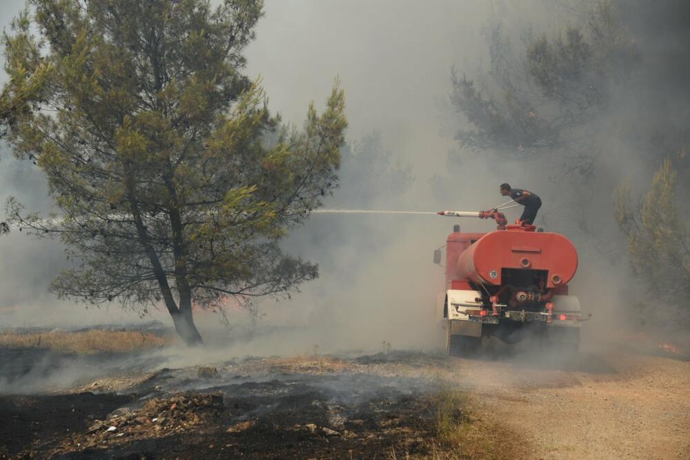 Veliki požar na ulazu u Podgoricu, sve vatrogasne ekipe na terenu