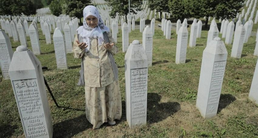 Izet i Arifa kod mezara sinova Muhidina i Mirzeta: Insan mora da živi, ne može se na silu umrijeti