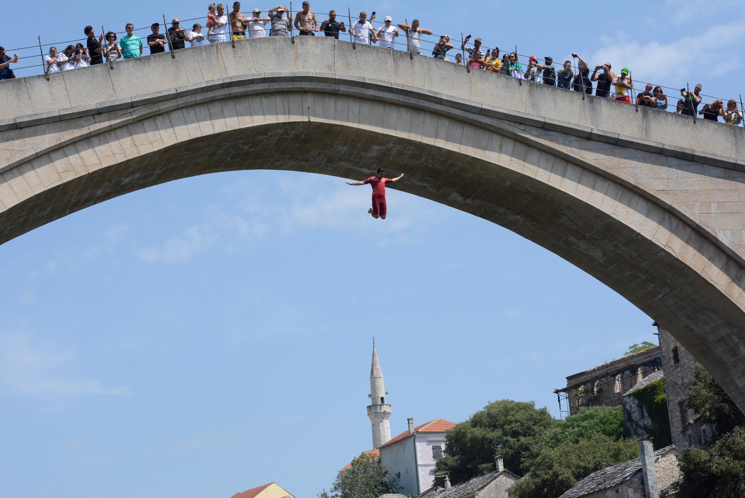 Skokom sa Starog mosta bez aplauza obilježena godišnjica genocida u Srebrenici