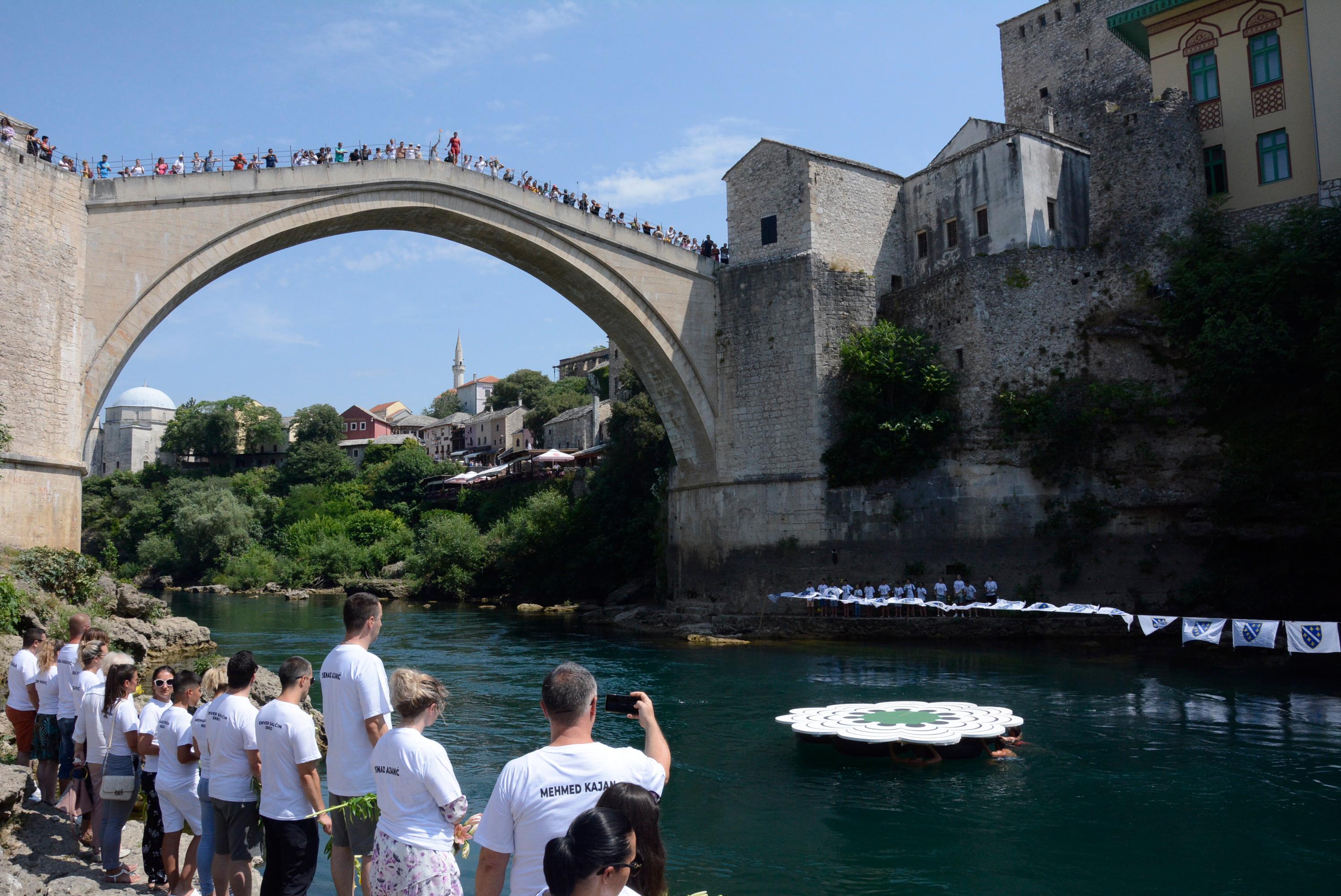 I Mostar odaje počast žrtvama srebreničkog genocida - Avaz