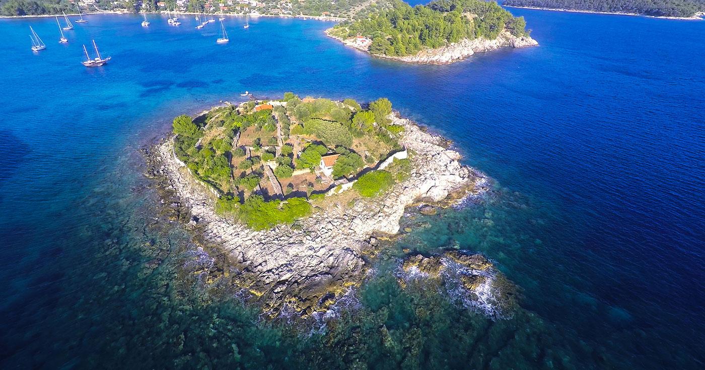Otočić u Jadranskom moru sa samo tri kuće za neponovljivo ljetovanje