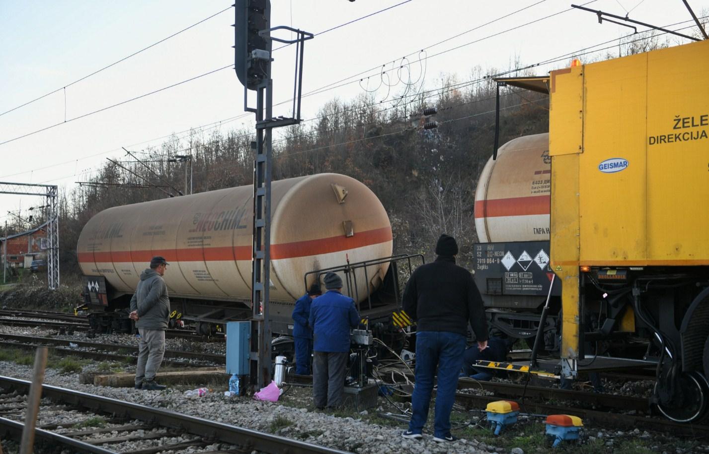 Prevrnuo se vagon sa sumpornom kiselinom, nema povrijeđenih