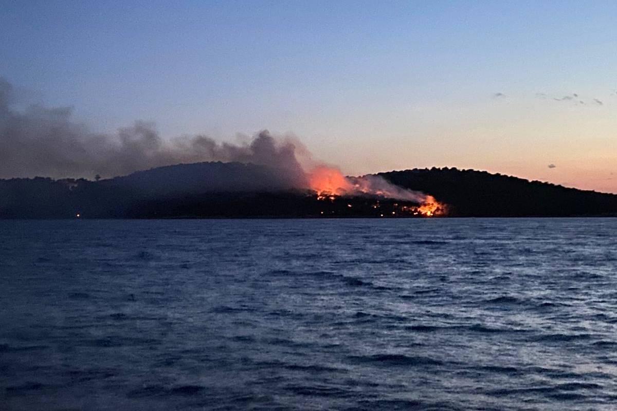 Požar na Braču i dalje se širi, više od 50 vatrogasaca bori se s vatrom