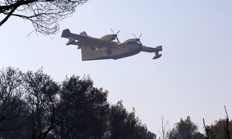 Lokaliziran požar na Braču, vatrogasci će dežurati cijelu noć