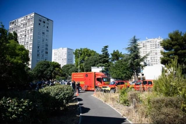 Firefighters of the Marseille Naval Fire Battalion (Marins-Pompiers de Marseille) stand near buildings after three people perished in a fire in a building partly squatted, in 'Les Flamants', a deprived district of Marseille, southern France - Avaz