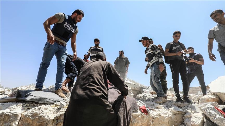 People try to rescue those stuck amid the wreckage of a demolished house after a shelling by the forces of the Bashar al-Assad regime and their allied Iran-backed foreign terrorist groups in a de-escalation zone in Idlib province in northwestern Syria on July 17, 2021. - Avaz