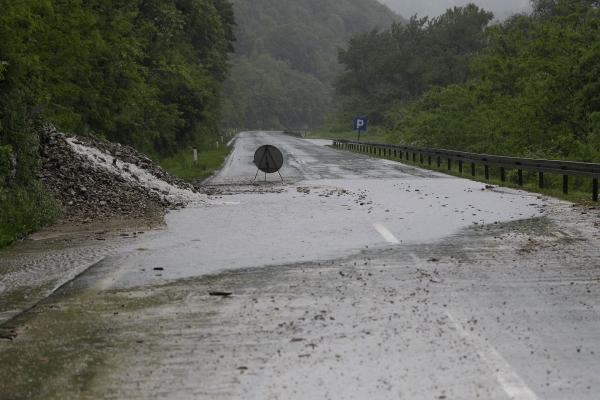 Nakon povlačenja vode: Normalizovan saobraćaj na putu Tuzla - Doboj