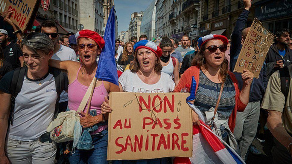 Protesti u Francuskoj, uništena dva centra za vakcinaciju