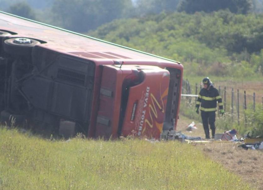 Jezive fotografije s mjesta nesreće: Prevrnut autobus i razbacane stvari putnika