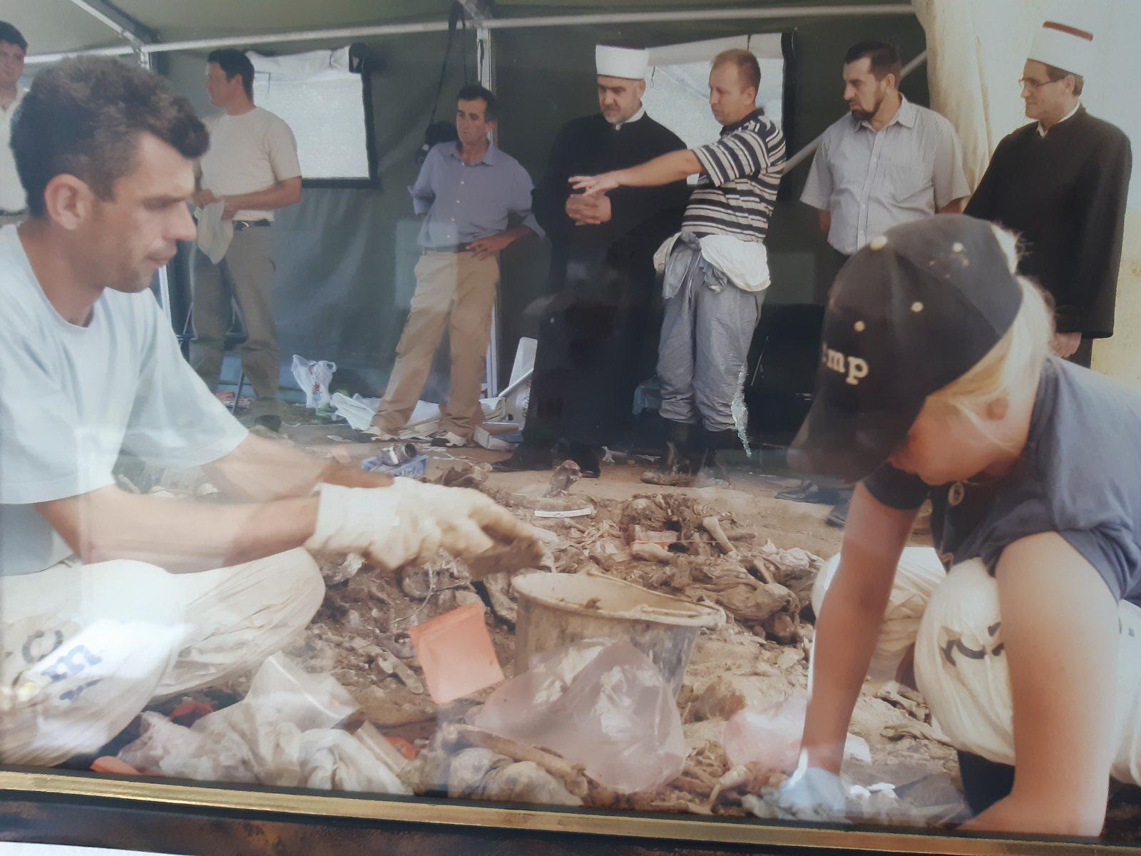 Jednu od masovnih grobnica u Podrinju obišao je i reis Husein. ef. Kavazović - Avaz