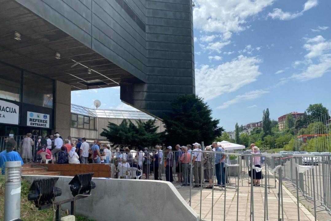 Početi sa imunizacijom uposlenih u obrazovnom sektoru, policiji, vatrogasnim službama, socijalnoj zaštiti i medijima, te studenata fakulteta zdravstvenih usmjerenja - Avaz