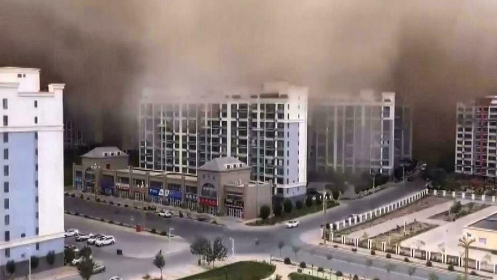 Sandstorm engulfs desert city in China