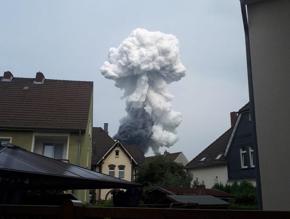 Smoke billows following an explosion in Wiesdorf, Leverkusen, Germany July 27, 2021. - Avaz